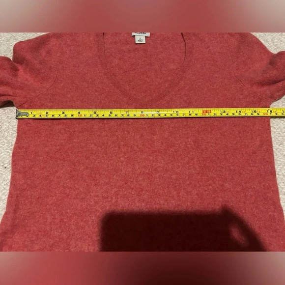 LL Bean 100% Cashmere Sweater Womens V Neck Pullover Classic Size Small. Salmon - Picture 10 of 12